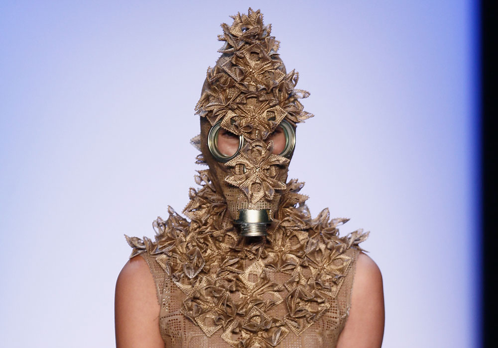מתוך התצוגה של מעצבת האופנה הגרמנייה אירן לופט. מסכת אב"כ כמסר אנטי-מלחמתי (צילום: gettyimages)