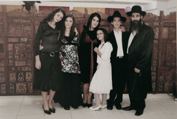 מימין לשמאל: משה שגב וילדיו  -דורי, מיה, ענבל, עדן ואיילה (רפרודוקציה: איתמר רותם)