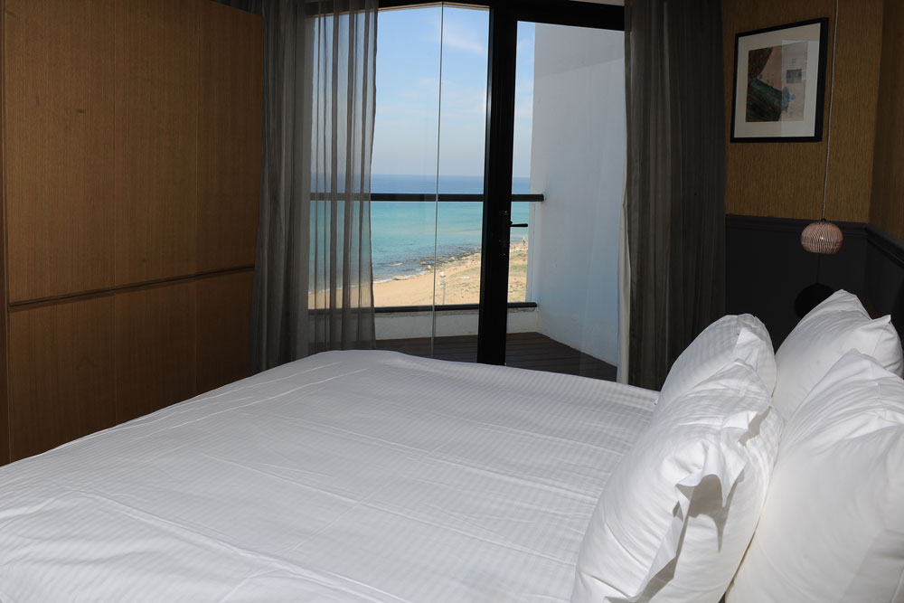 חלום לים התיכון. מכל אחד מחדרי המלון נשקף הים  (צילום: עמיקם חורש, באדיבות אוצרות הגליל)