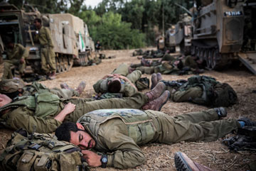 יפים גם כשהם ישנים. חיילי צה"ל בגבול עזה (צילום: gettyimages)