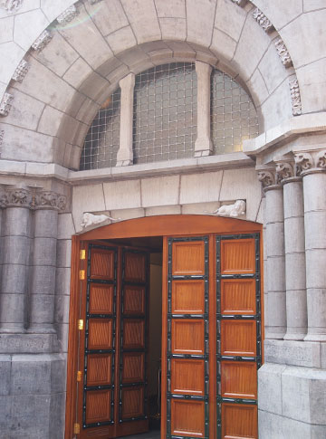 דלת הכניסה לבניין. אלמנטים מקוריים בסגנון האר-נובו