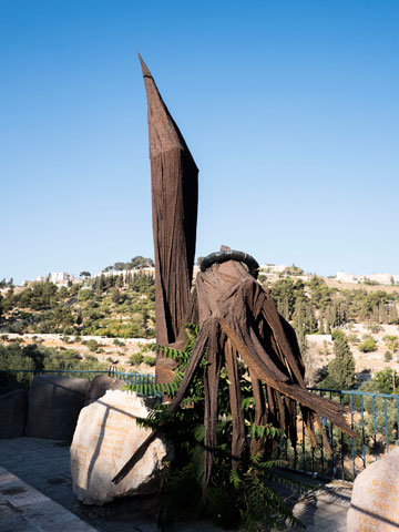 האנדרטה לחללי הצנחנים ששיחררו את העיר העתיקה (צילום: אוריה תדמור)