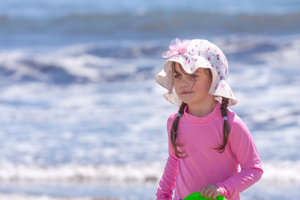 רוב נזקי העור המופיעים בגיל מאוחר מקורם בחשיפה לשמש בזמן הילדות, לכן חשוב להלביש ילדים בבגדים מסנני קרינה (צילום: shutterstock)