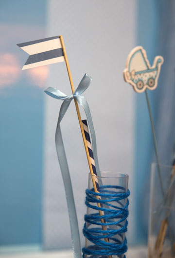 פשוט ומקסים. קישוט כוס בחבל כחול (צילום: לימור הרצוג-אהרוני)