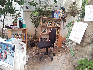 ויש גם אחת, מאולתרת, בתל אביב: הספרייה ברחוב מיכ''ל (צילום: אור אלתרמן)
