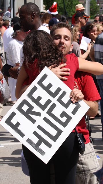 מהפכה של אהבה: חיבוקים חינם ברחבי העולם (צילום: shutterstock)