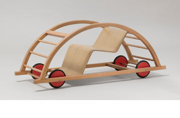 ''מכונית נדנדה'' מעץ, בעיצוב האנס ברוהאג' וארווין אנדרה (גרמניה, 1950) (באדיבות The Museum of Modern Art)