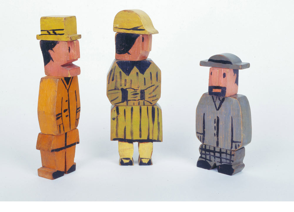שלוש דמויות מ-12 חתיכות מתפרקות של עץ צבוע, בעיצובו של חואקין טורס-גרסיה (אורוגוואי, 1925). האם זה יהודי חרד מול נציגי הרשויות? (באדיבות The Museum of Modern Art)