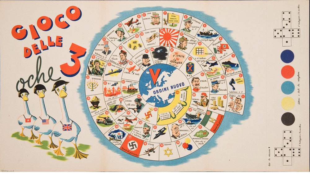 ''Gioco delle 3 oche'' (''משחק שלושת האווזים''), 1944, מעצב איטלקי לא ידוע. המשחק מלא בסמלים נאציים ולועג לבעלות הברית, שמוצגות כשלושה אווזים שוטים. מדגים את טענת התערוכה, שבמחצית הראשונה של המאה ה-20 השתמשו בצעצועים כדי לטעת בילדים מסרים פוליטיים (באדיבות The Museum of Modern Art)
