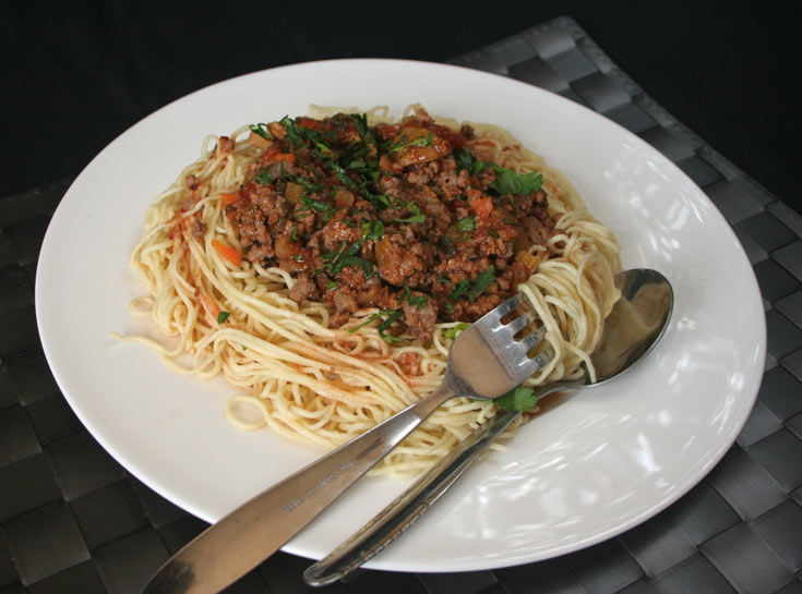 ספגטי ברוטב בשר ועגבניות.  הזדמנות מצוינת לניצול הירקות שיש בבית (צילום: ילנה ויינברג)