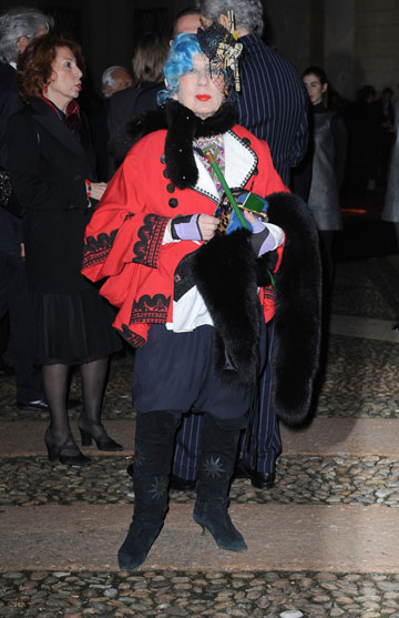 אנה פיאג'י בשבוע האופנה במילאנו, 2010. הופעותיה היו ספקטקל מטורף ומלא הומור (צילום: gettyimages)