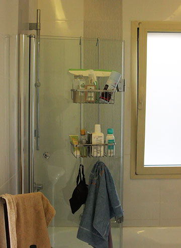 חדר השירותים הדחוס, לפני השיפוץ (צילום: אלה צייחר תכנון ועיצוב פנים)