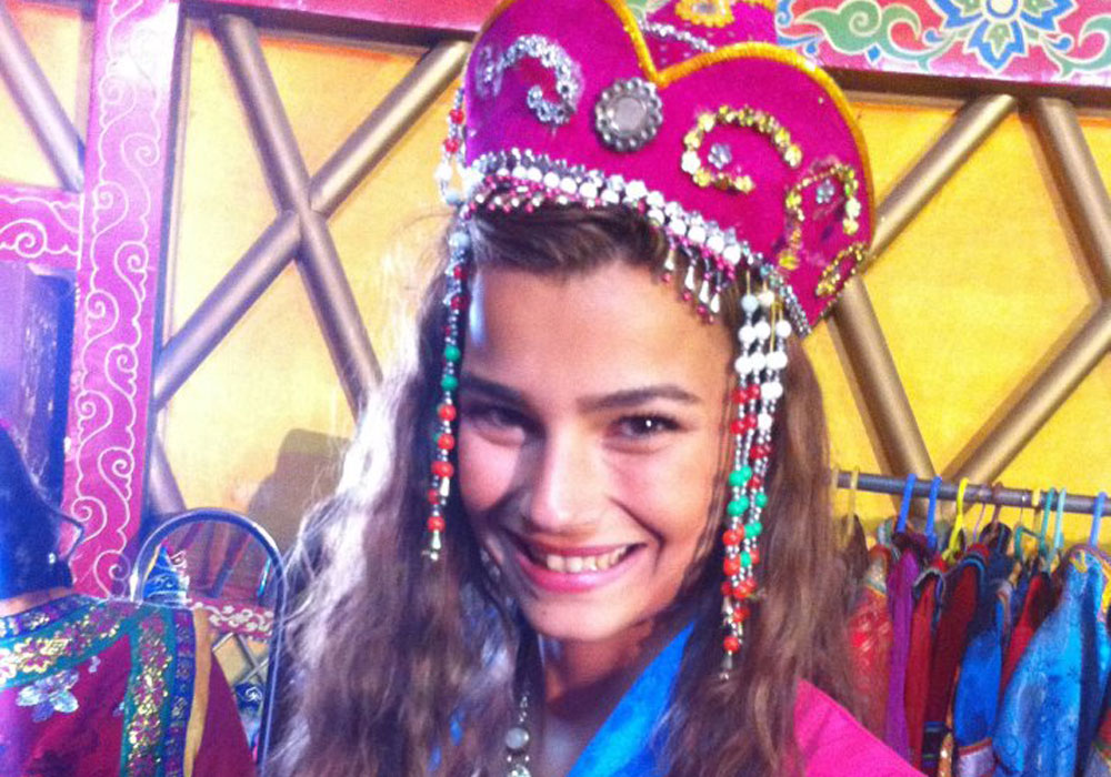 מלכת היופי מתנסה בפריטי תלבושת מונגולית מסורתית