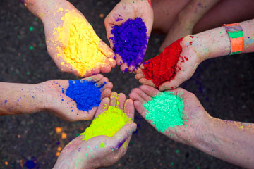 אבקות צבעים טבעיות (צילום מסך: פייסבוק The Color Run)