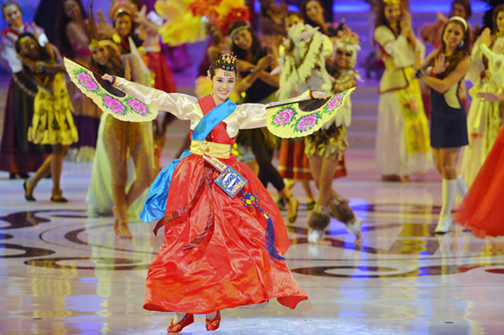השמלה הלאומית של קוריאה וריקוד עם מניפות. גליה להב: "חסר חיבור לעולם האופנה העכשווי" (צילום: missworld.com)