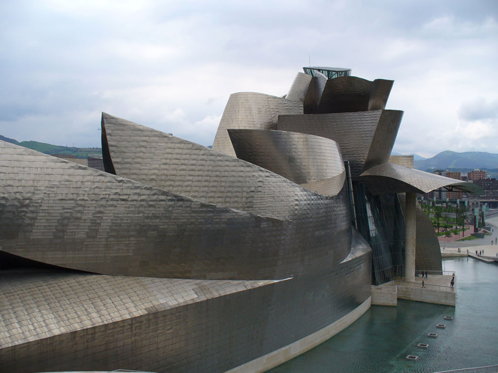 מוזיאון גוגנהיים בבילבאו, בתכנונו של האדריכל פרנק גרי. גם הוא בסרט (צילום: educacionartistica, cc)