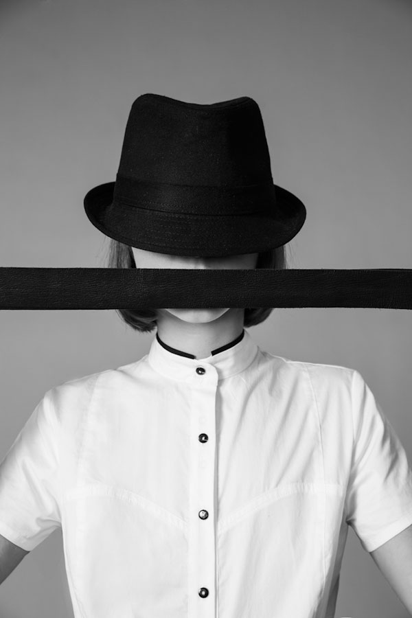 חלוק, קום איל פו; כובע, זארה (סטיילינג: אלכסנדרה מלמן) (צילום: עמיר צוק)