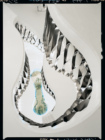 את הבוטיק של אלן ז'ורנו, הממוקם בוויה דלה ספיגה (via della spiga) במילאנו, תיכנן רון ארד ב-1993. ב-1999 שופצה קומת המרתף והפכה לחלל תצוגה נוסף. מרזורטי רונקטי תיכננה גרם מדרגות, שיוצר מקומות תצוגה ופותר את בעיית שטחה הזעיר של החנות. החלל לבן, וגרם המדרגות עשוי פלדה שבה משולבות מראות, בסגנון בארוקי (צילום: Courtesy of Marzorati Ronchetti)