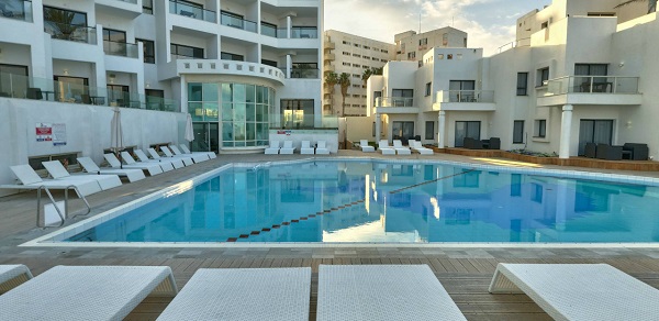 בריכת השחייה והמבנה הצבוע לבן מזכיר חופשה באי יווני (באדיבות מלון סי לייף נהריה)