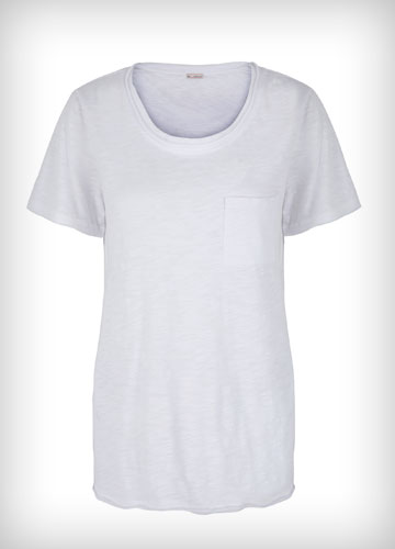 להשיג בישראל: חולצת טי לבנה עם כיס קטן, 79 שקל, גאפ 