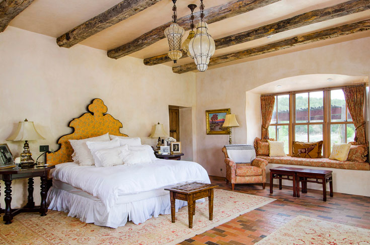 סנדרה רינגלר: "הייתי מאמצת את המצעים הלבנים השווים שבחדר השינה". הבית של ג'יין פונדה (צילום: splashnews/asap creative)