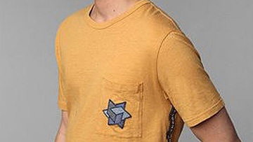 זארה לא לבד: חולצה שנמכרה באורבן אאוטפיטרס לפני כשנתיים (מתוך: a.abcnews.go)