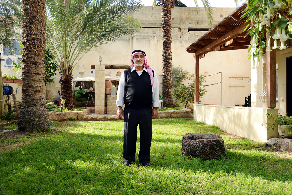 עבד אלראזק מצארוה, לשעבר מורה להיסטוריה ולערבית, בגינת ביתו  (צילום: היבה קאסם)