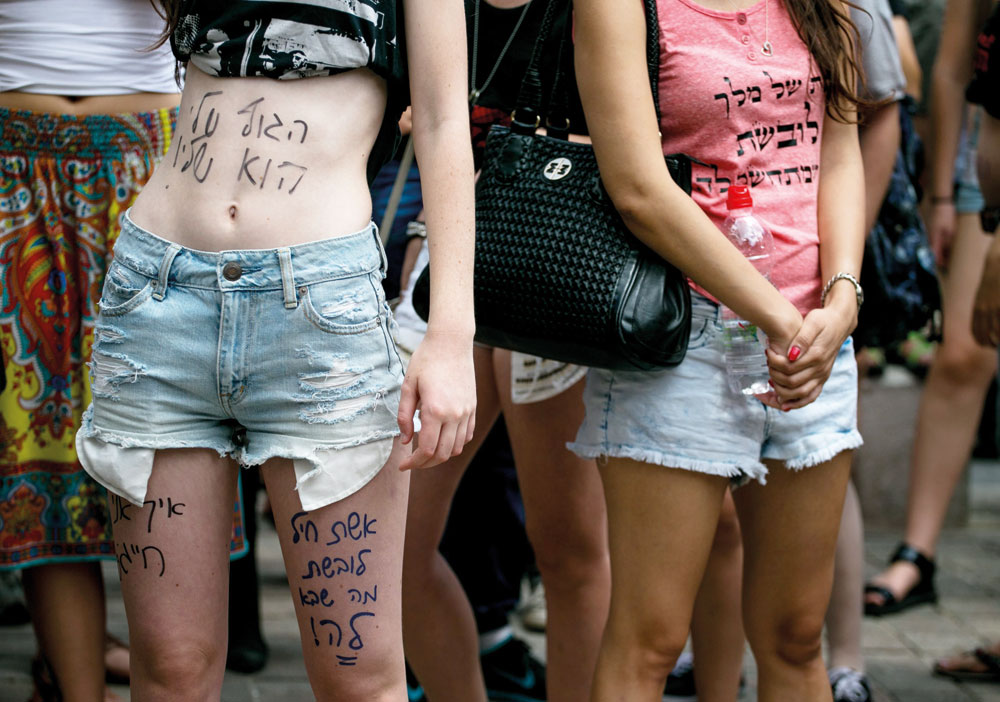 צעדת השרמוטות בירושלים. "כל הנשים האלה צועדות נגד האשמת הקורבן, שמתרחשת רק במקרי תקיפות מינית. איש לא מאשים קורבן רצח בכך שלבש משהו שהזמין רצח" (צילום: אוהד צויגנברג)