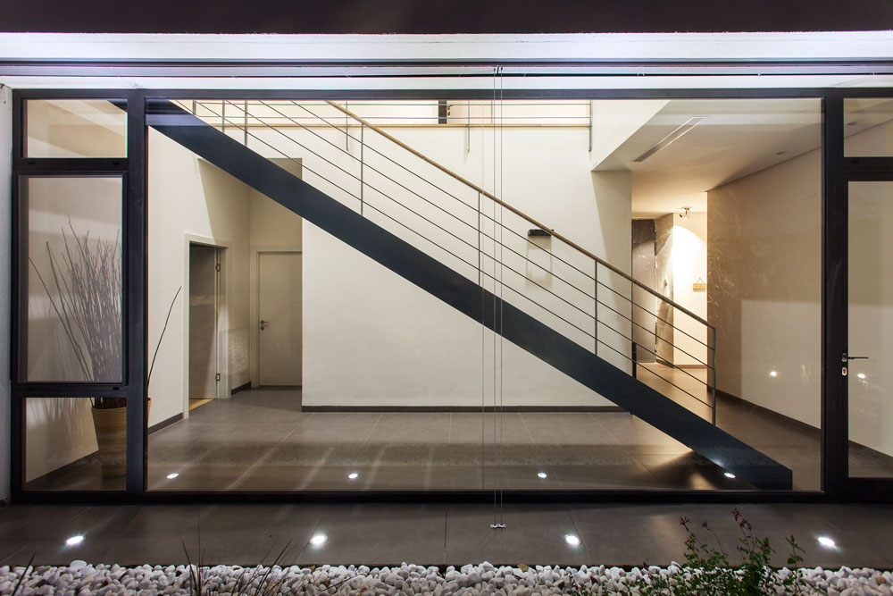 לגרם המדרגות יש תפקיד עיצובי בולט (צילום: אסף אורן )