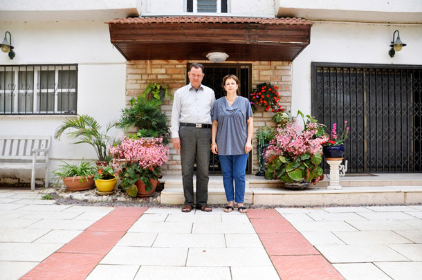 באסם וסמר אדריס מחוץ לביתם בטייבה (צילום: היבה קאסם)
