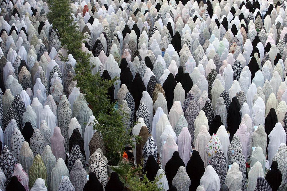 לא רק שחור. נשים בטהרן במהלך חגיגות עיד אל-פיטר (צילום: gettyimages)