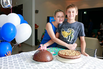 יאנה קוגן חוגגת עם אחיה איוון סרגייב, יום הולדת 14 (צילום: דנה קופל )