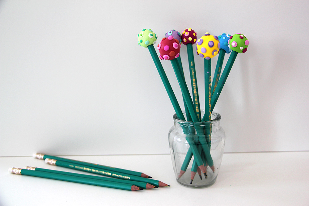עפרונות עם קישוט מחימר פולימרי (צילום: ענבל עופר)