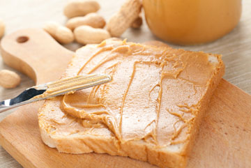 חמאת בוטנים טבעית. מספקת יותר קלוריות, אבל גם חלבון, סיבים תזונתיים ועוד (צילום: shutterstock)