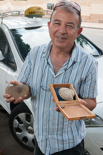 סטרומבוס פינת אקוויפר: מאיר גל עם אבן מהאוסף (צילום: עדי אדר)