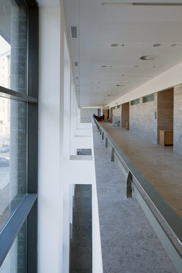 חללים גדולים פונים לקיר זכוכית שמשקיף על הכיכר. בית המשפט בלוד (צילום: טל ניסים)