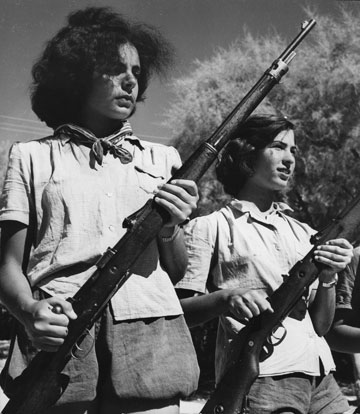 ישראליות צעירות בשנת 1955. כך למדים, לא לאופנה?  (צילום: gettyimages)