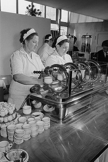 מכונת אספרסו תעשייתית בגרמניה, 1954 (צילום: cc, Deutsche Fotothek)