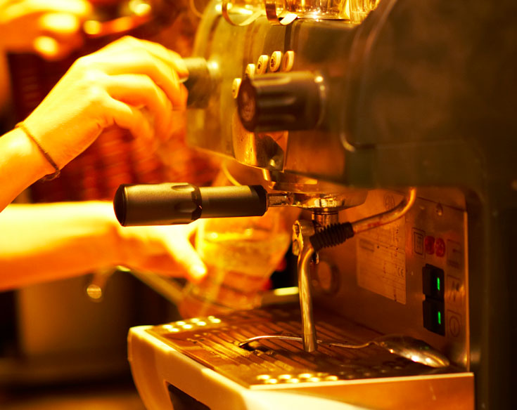 אותה השיטה שעינגה את האיטלקים במאה ה-19 עדיין משרתת אותנו: חליטת קפה טחון בלחץ (צילום: thinkstock)