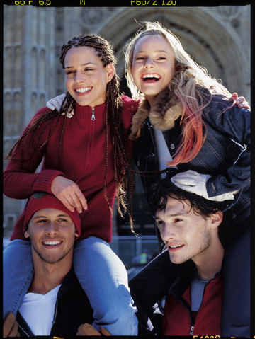 יעל בר זוהר, קרן מיכאלי ואיתן אורבך בקמפיין חורף 2002 של פוקס (צילום: יניב אדרי)