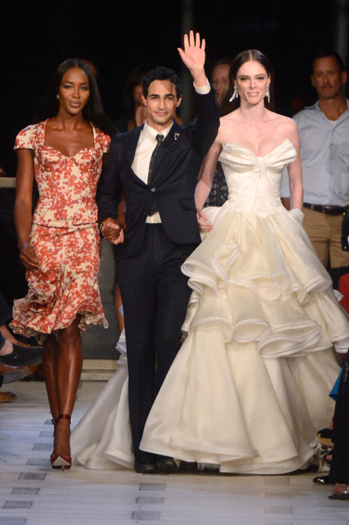 זאק פוזם עם קוקו רושה ונעמי קמפבל בסיום תצוגת האופנה שלו בניו יורק (צילום: gettyimages)
