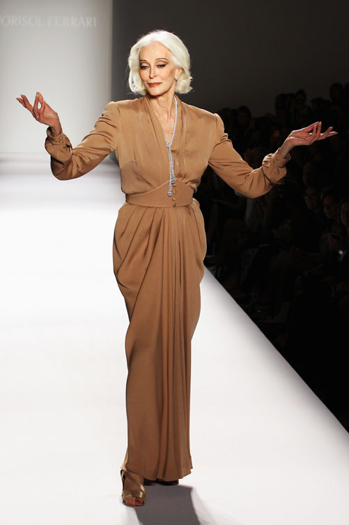 כרמן דלאורפיצ'ה בת ה-81 בתצוגת האופנה של נוריסול פרארי (צילום: gettyimages)