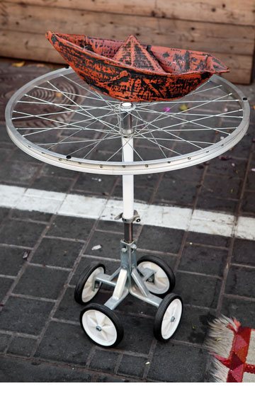 שולחן מגלגלי אופניים, ''אסופה''. סירת עץ, ''one bedroom'' (צילום: ענבל מרמרי)