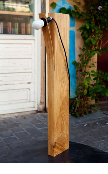 מנורת עץ עומדת בעיצוב עדי זפרן, ''אסופה'' (צילום: ענבל מרמרי)