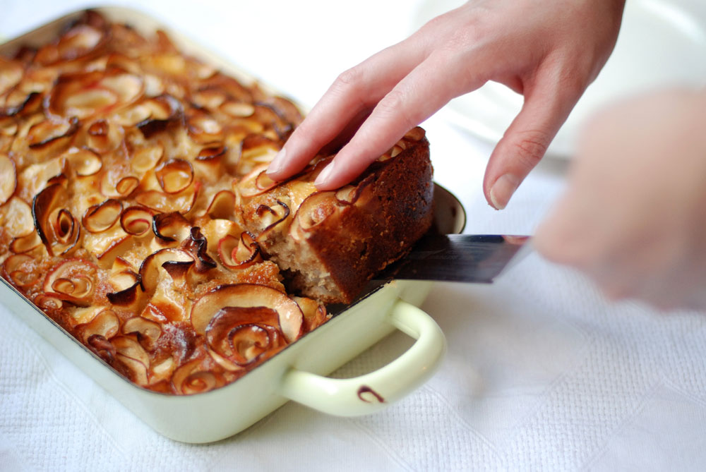 חשוב לפרוס את התפוחים דק-דק. עוגת דבש עם פרחי תפוחים (צילום: רחלי קרוט)