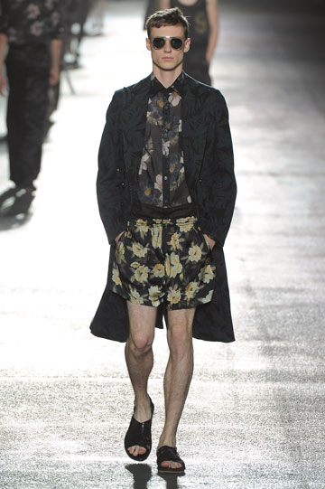 בגדי הקיץ הבא לגברים של דריס ואן נוטן. ילד הפלא של תעשיית האופנה כבר בן 55 (צילום: gettyimages)