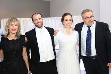 מנחם ותחיה הורוביץ בחתונת הבת נגה (צילום: פאביאן קולדרוף )