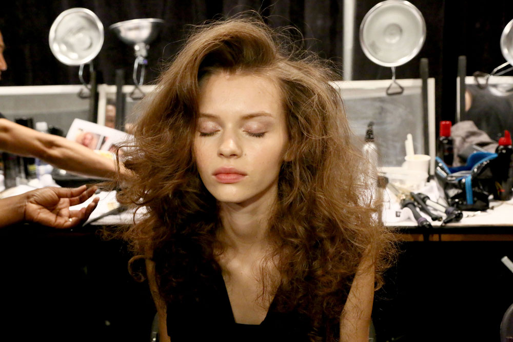 איך מנפחים את השיער כמו בתצוגה של ג'ני פקהאם? הסברים בכתבה (צילום: gettyimages)