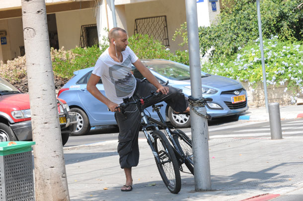 אבל נחמד שהוא ממשיך לרכוב על אופניים (צילום: ברק פכטר)