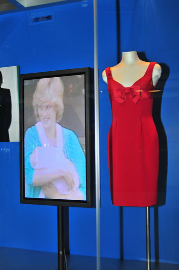 שמלה של דיאנה מוצגת בתערוכה. אהבה שמלות קצרות (צילום: gettyimages)